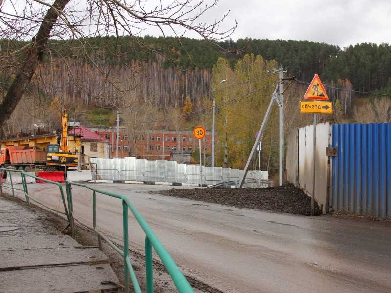 Перегородили плотинами. Завод плотина Куса. Ремонт плотины Куса. Выполнен кап ремонт городской плотины Куса фото.