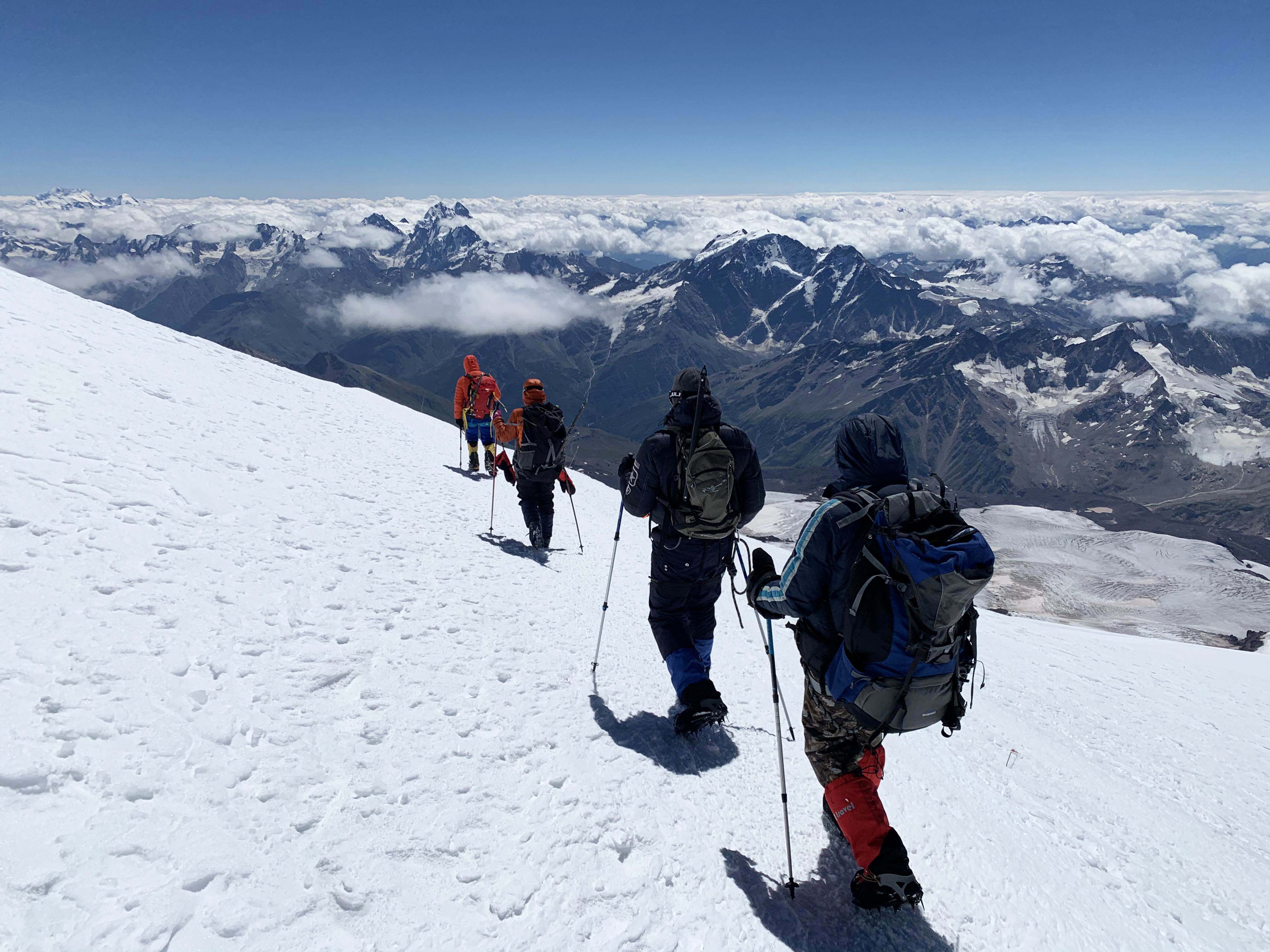 Погода на горе эльбрус на 14. Эльбрус вершина. Восхождение на Эльбрус. Восхождение на Эльбрус июнь 2022 года. Эльбрус и Эверест.