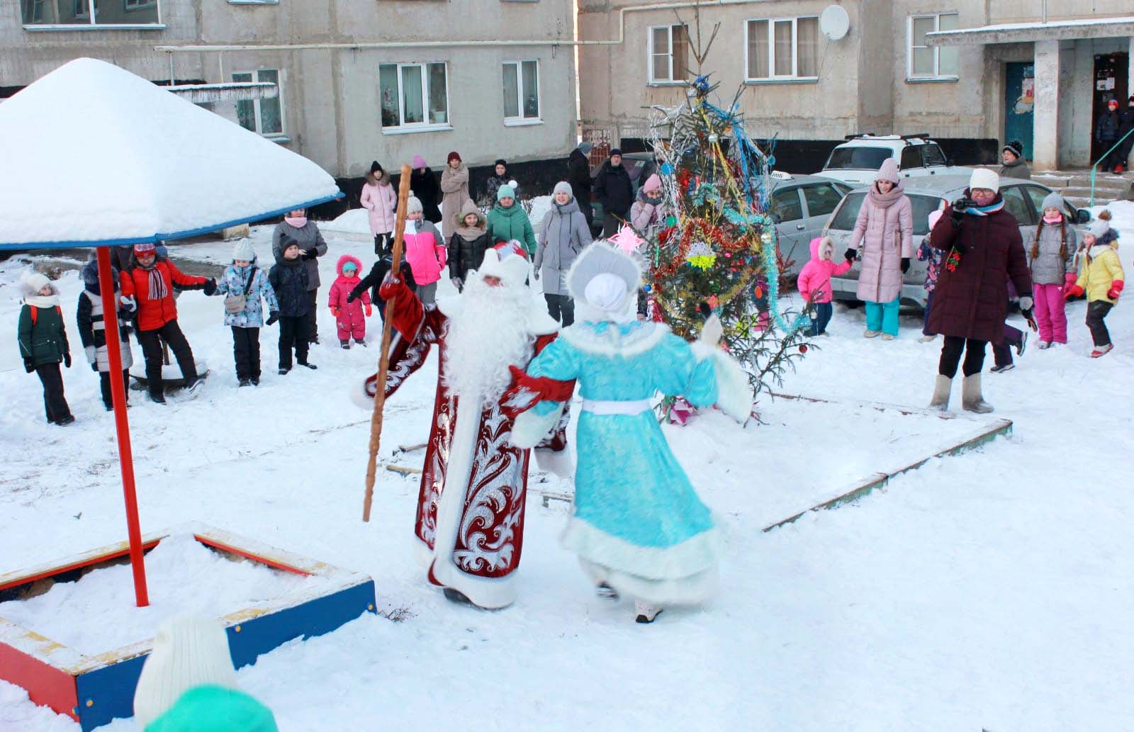 В Кусе Дед Мороз пришел во двор по улице Бубнова | 01.01.2022 | Куса -  БезФормата