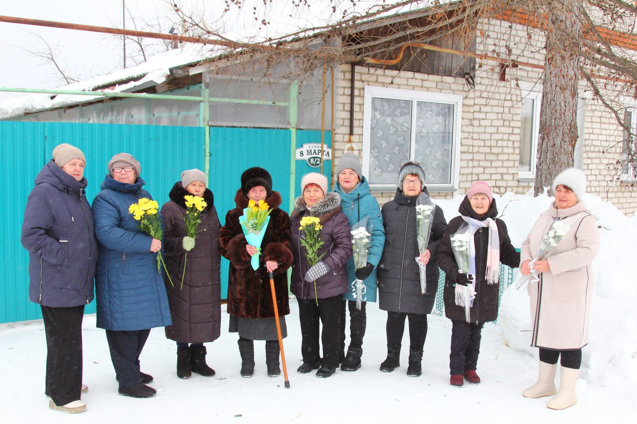 Жительницы улицы 8 Марта в Петропавловке поздравляют всех с праздником! |  08.03.2024 | Куса - БезФормата