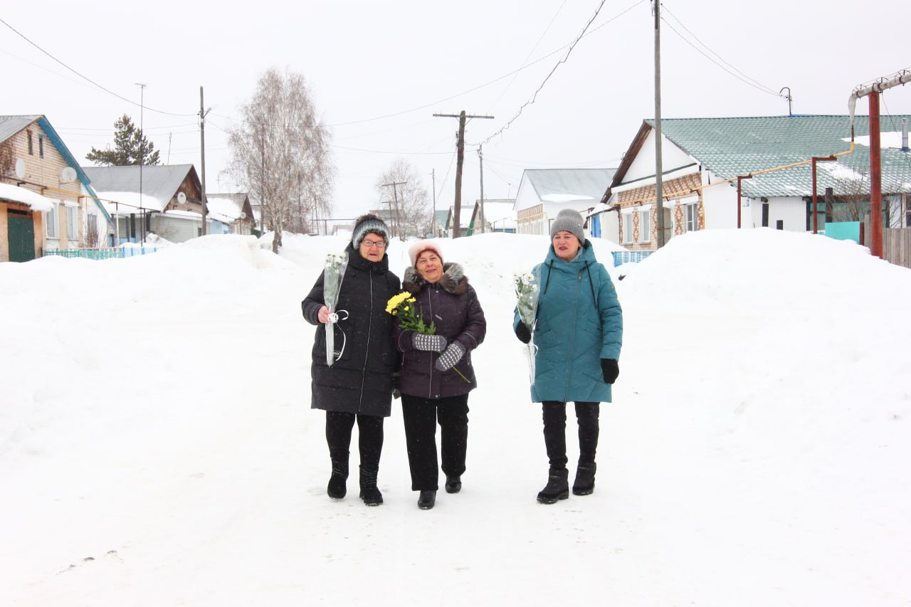 Жительницы улицы 8 Марта в Петропавловке поздравляют всех с праздником!